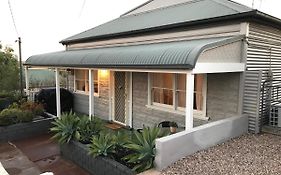 Hillside Haven Charming C1920 Cottage Pet Friendly Sleeps 1 - 6
